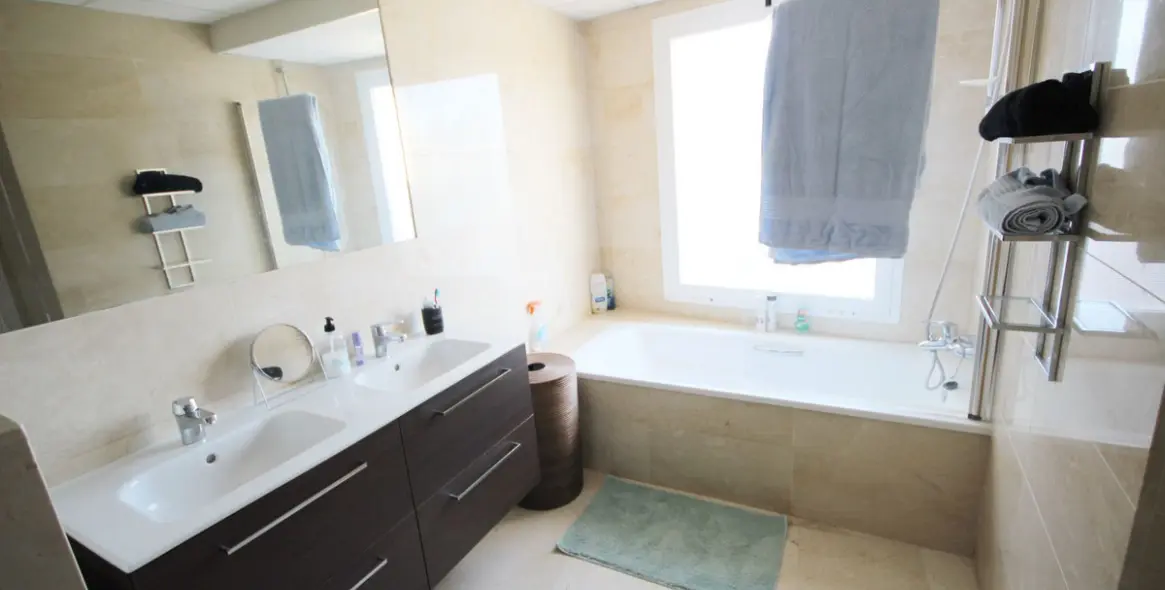 Sale of penthouse in Riviera del Sol 11