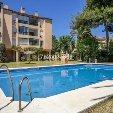 Sale of middle floor apartment in Puerto Banús
