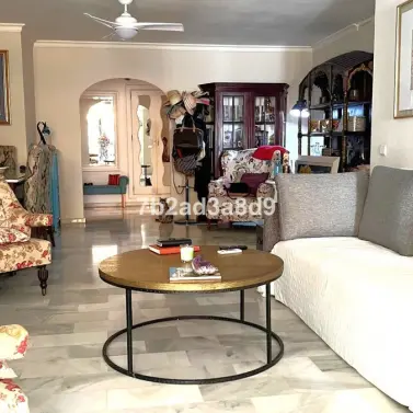 Sale of middle floor apartment in Puerto Banús