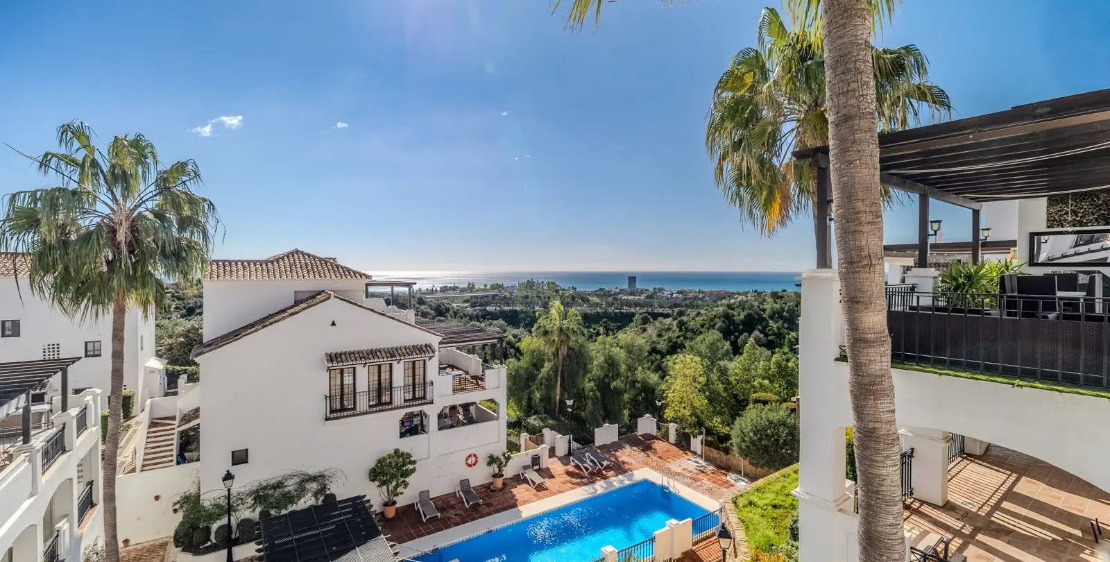 Продажа двухуровневого пентхауса в Altos de los Monteros 1