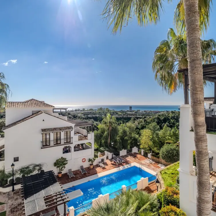 Продажа двухуровневого пентхауса в Altos de los Monteros