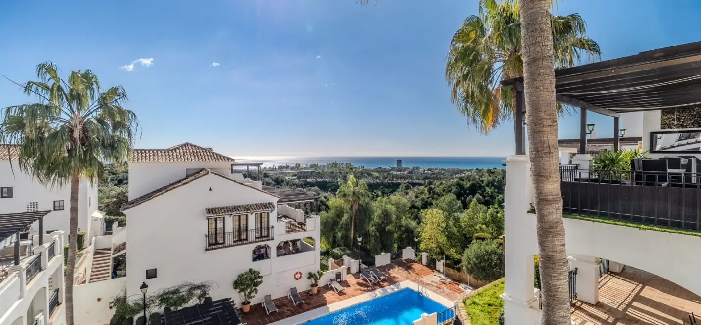 Продажа двухуровневого пентхауса в Altos de los Monteros 0