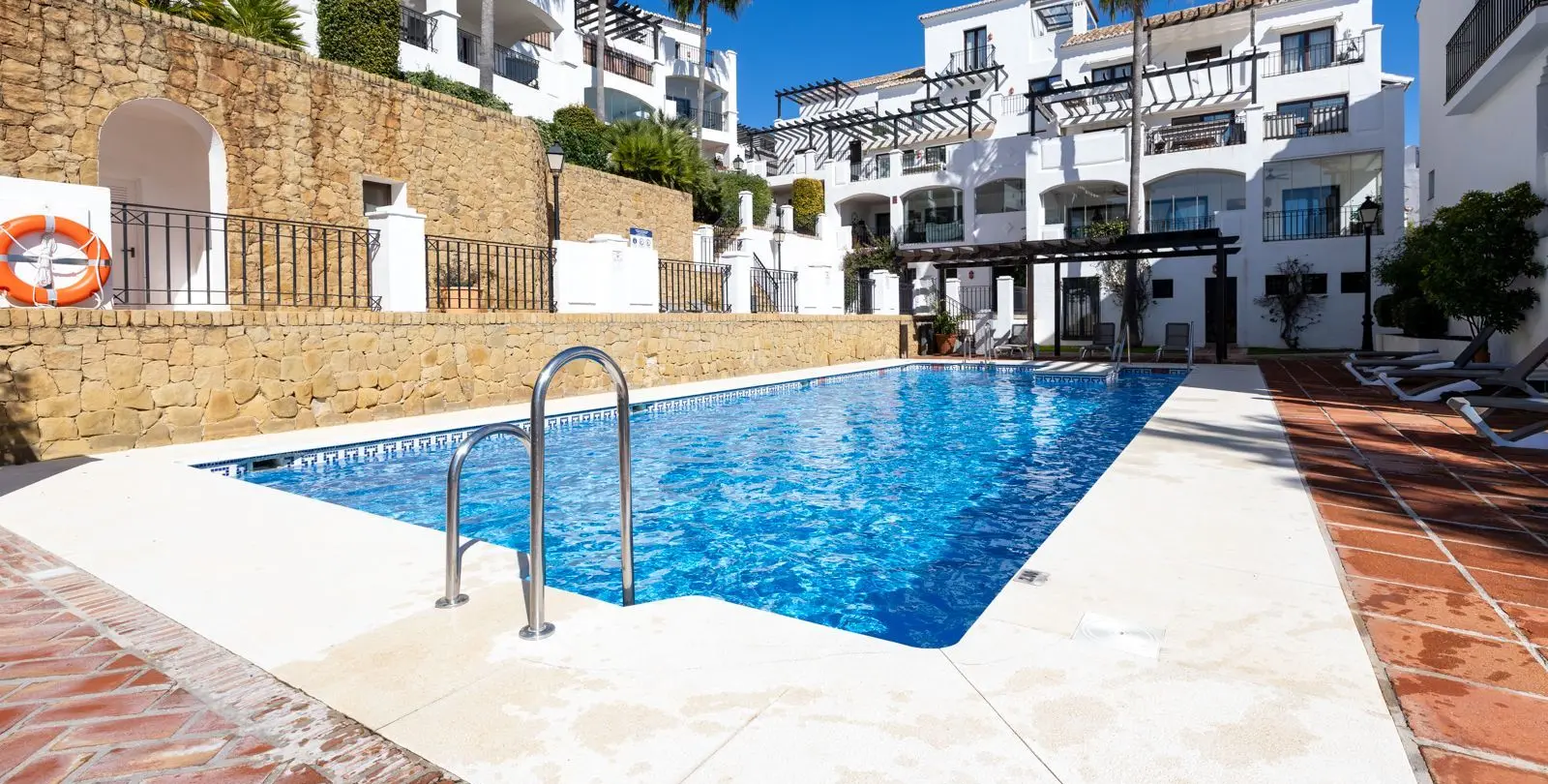 Продажа двухуровневого пентхауса в Altos de los Monteros 2
