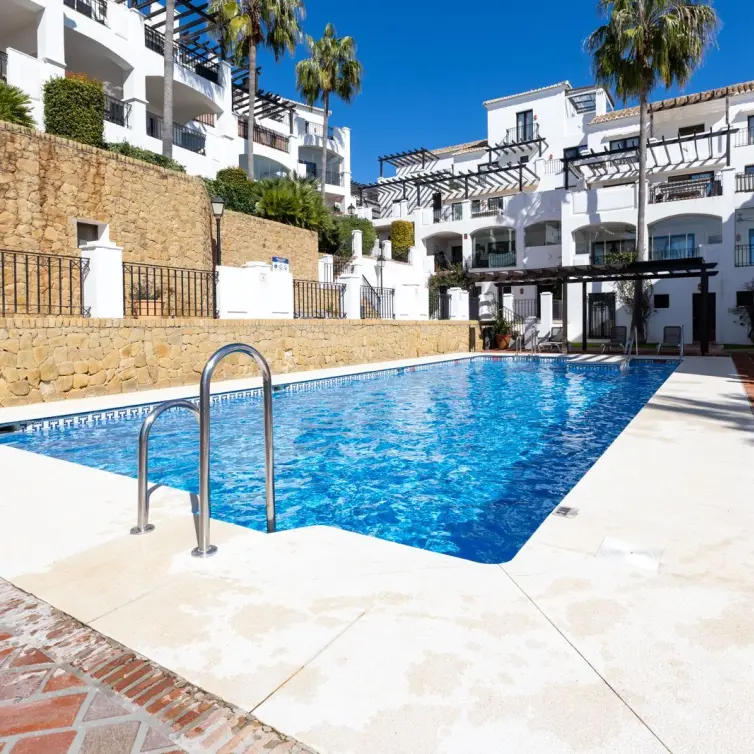 Продажа двухуровневого пентхауса в Altos de los Monteros
