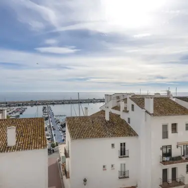 Sale of middle floor apartment in Puerto Banús