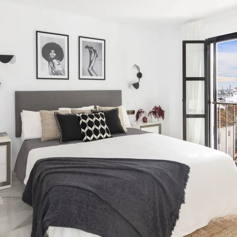 Venta de apartamento en planta media en Puerto Banús
