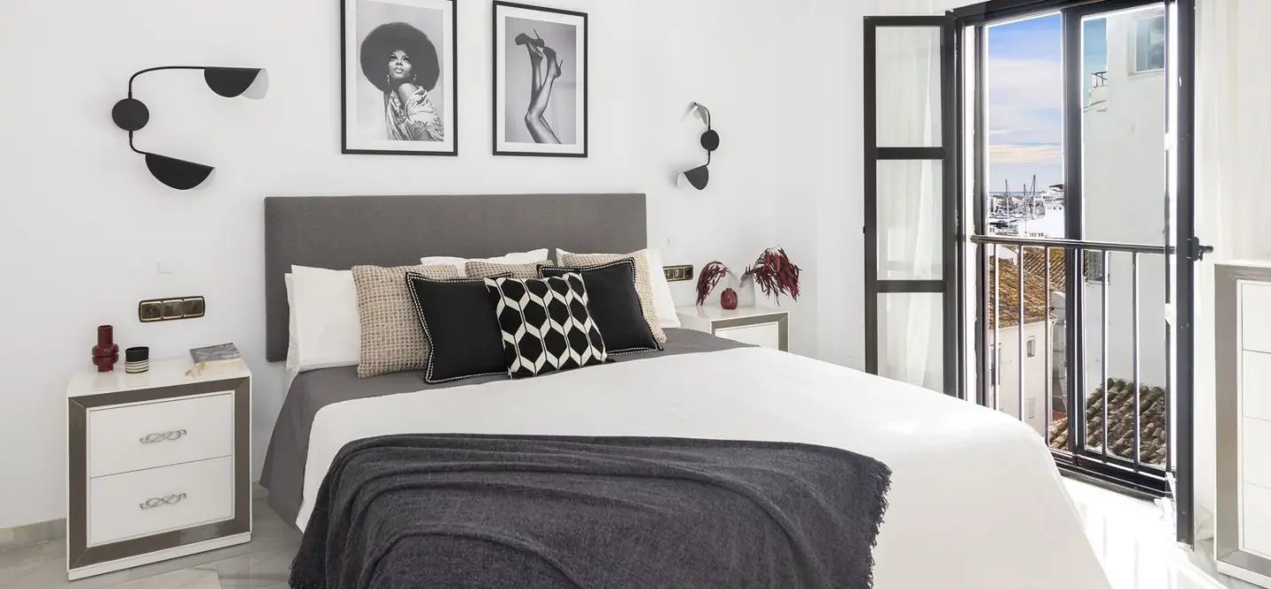 Venta de apartamento en planta media en Puerto Banús 1