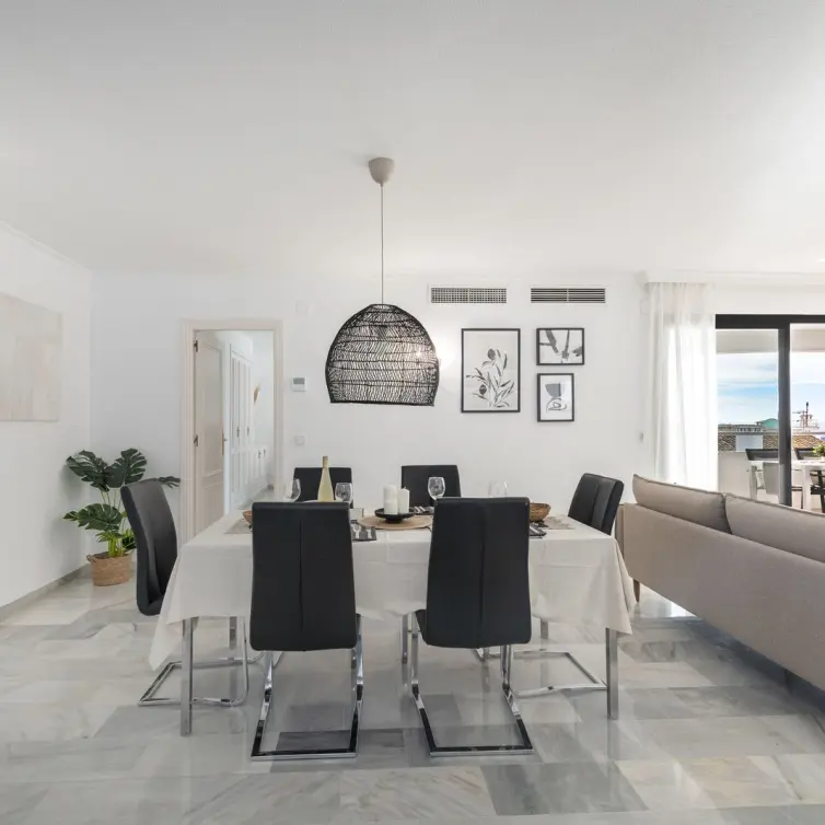 Venta de apartamento en planta media en Puerto Banús