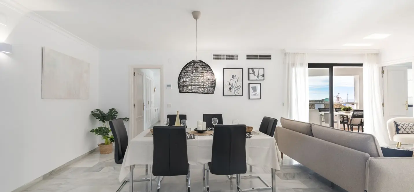 Venta de apartamento en planta media en Puerto Banús 2