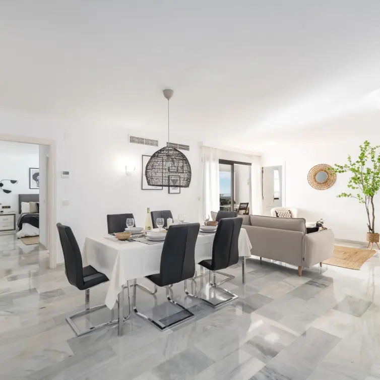 Venta de apartamento en planta media en Puerto Banús