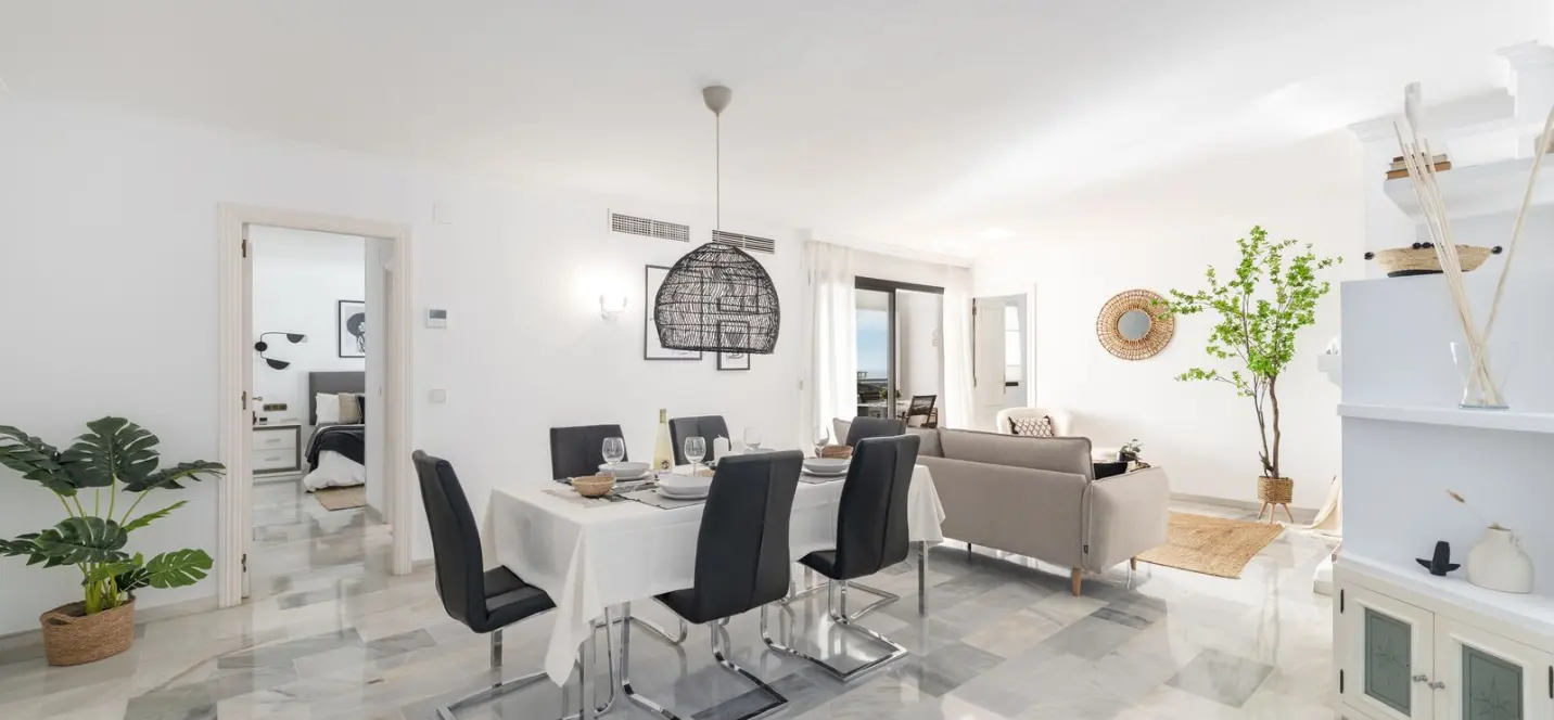 Venta de apartamento en planta media en Puerto Banús 3