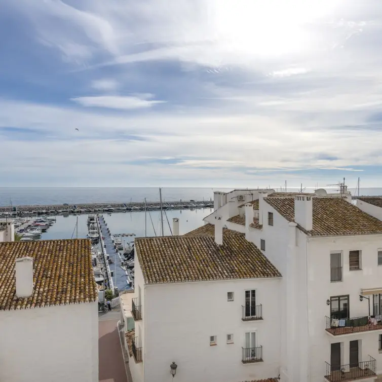 Venta de apartamento en planta media en Puerto Banús