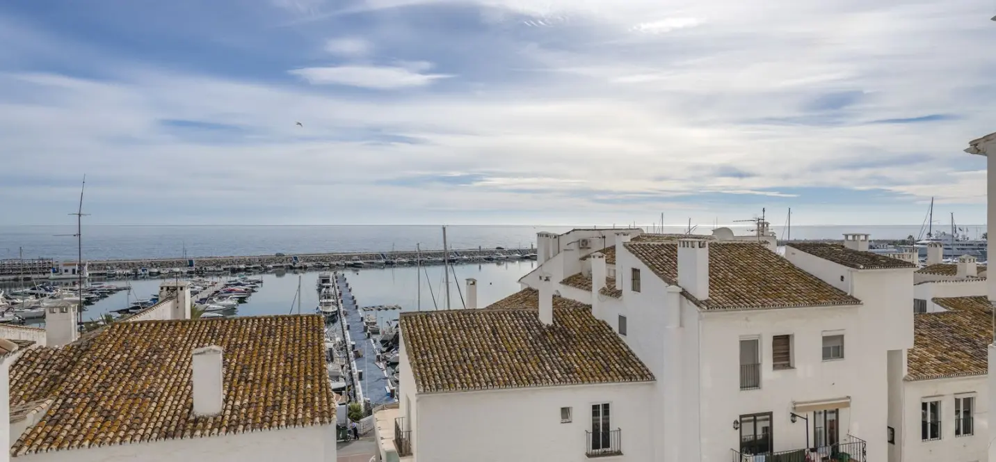 Venta de apartamento en planta media en Puerto Banús 4