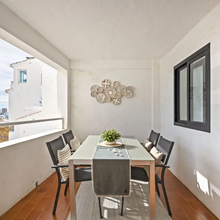 Venta de apartamento en planta media en Puerto Banús