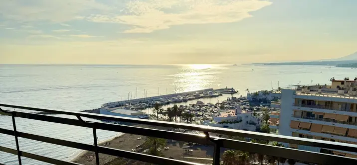 Sale of middle floor apartment in Marbella 0
