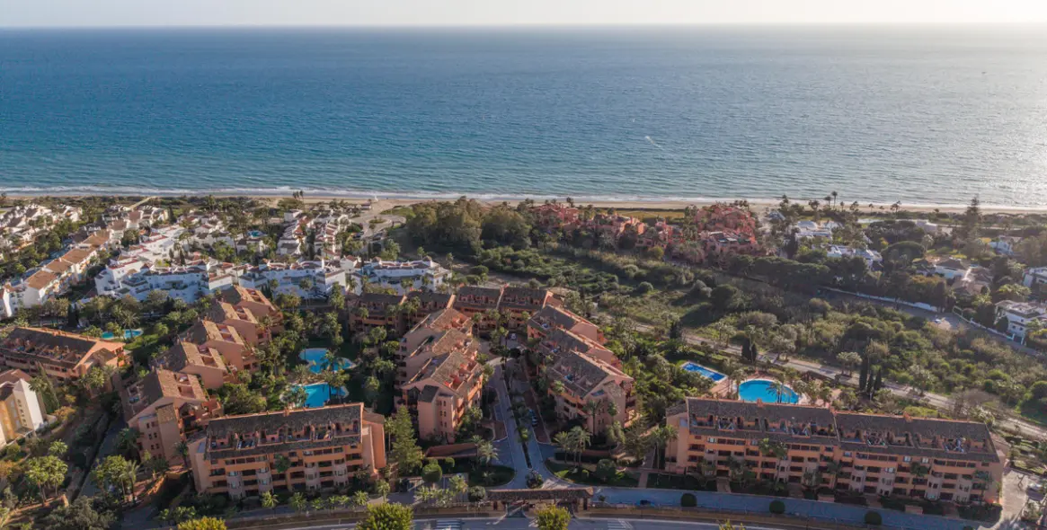 Продажа апартаментов на среднем этаже в Bahía de Marbella 1