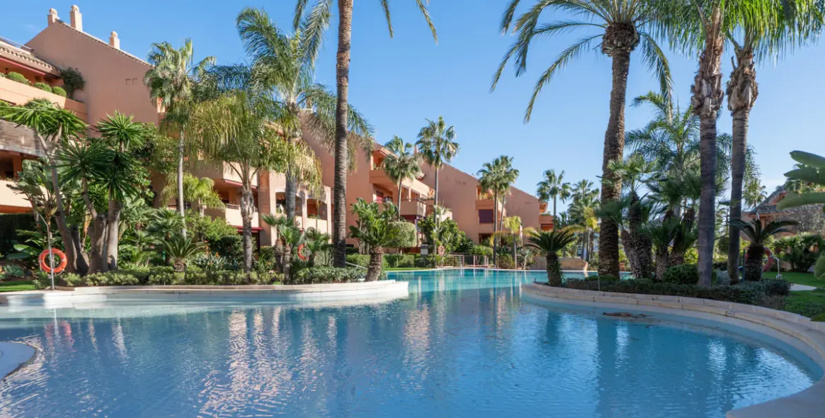 Продажа апартаментов на среднем этаже в Bahía de Marbella 2