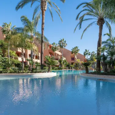 Продажа апартаментов на среднем этаже в Bahía de Marbella