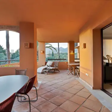 Продажа апартаментов на среднем этаже в Bahía de Marbella