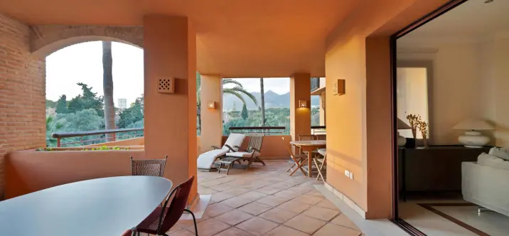 Продажа апартаментов на среднем этаже в Bahía de Marbella 2