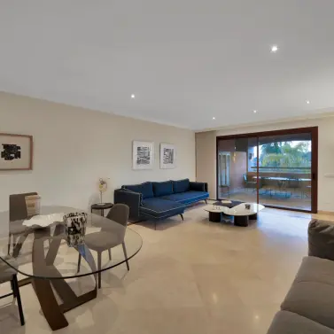 Продажа апартаментов на среднем этаже в Bahía de Marbella