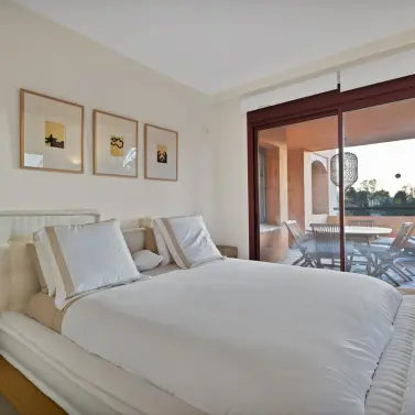 Продажа апартаментов на среднем этаже в Bahía de Marbella