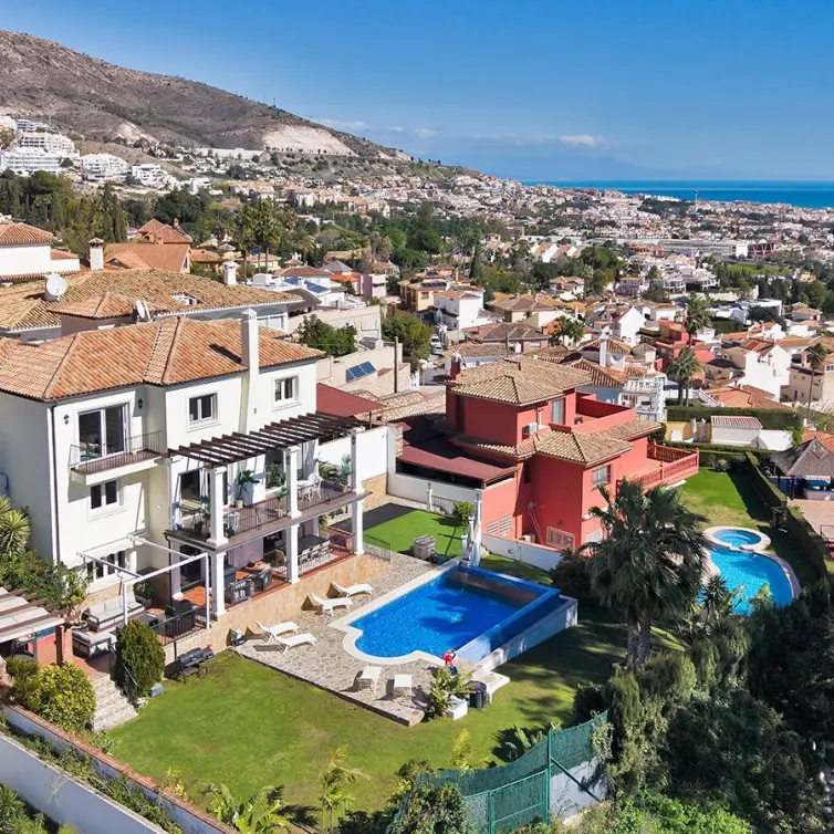 Продажа  отдельно стоящей виллы в Benalmadena