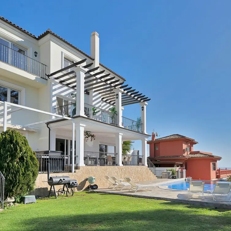 Продажа  отдельно стоящей виллы в Benalmadena