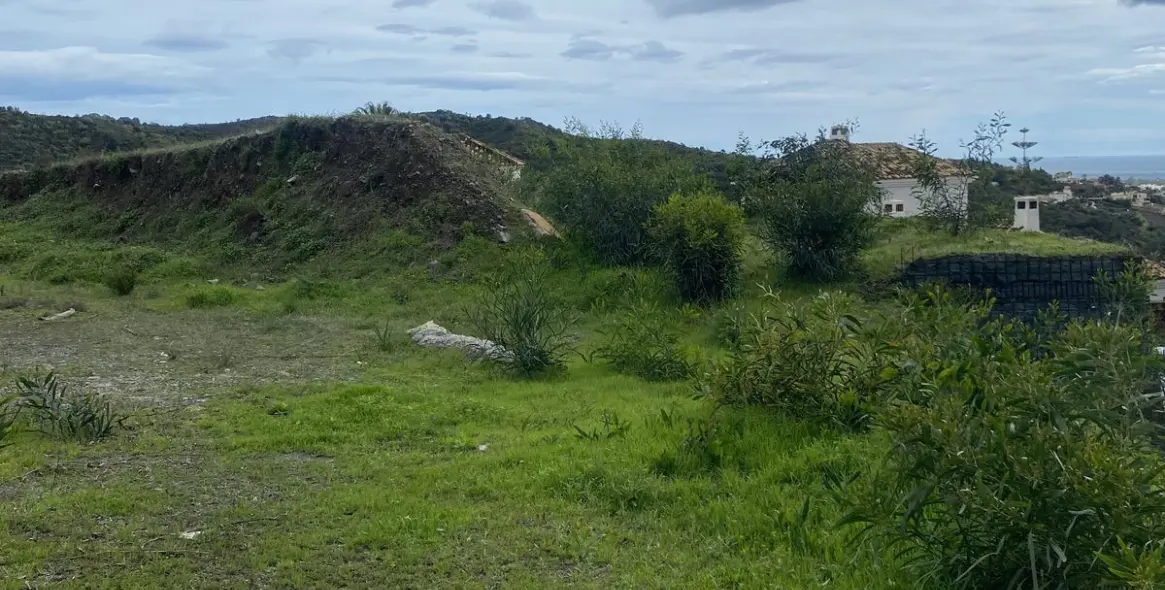 Sale of residential plot in Benahavís 2