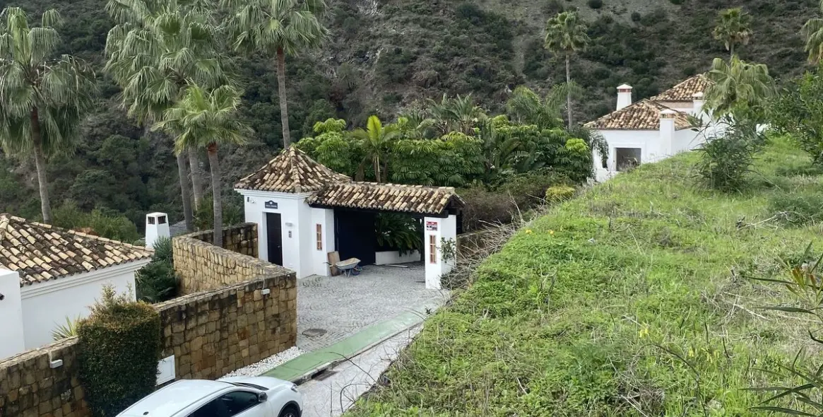 Sale of residential plot in Benahavís 8