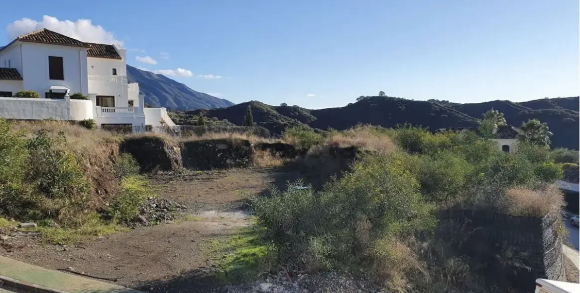 Sale of residential plot in Benahavís 10