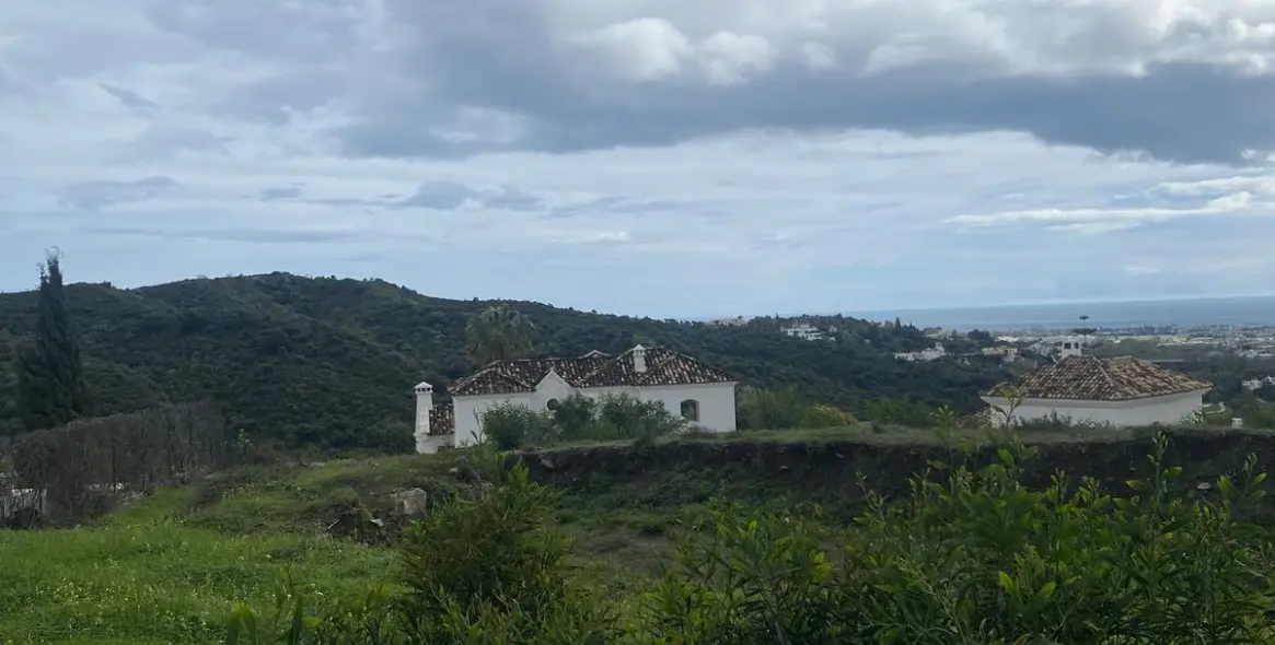 Sale of residential plot in Benahavís 12