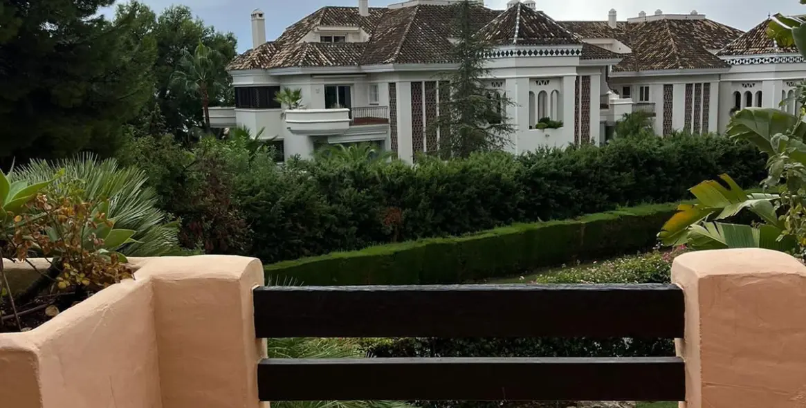 Долгосрочная аренда апартаментов на среднем этаже в Sierra Blanca 15