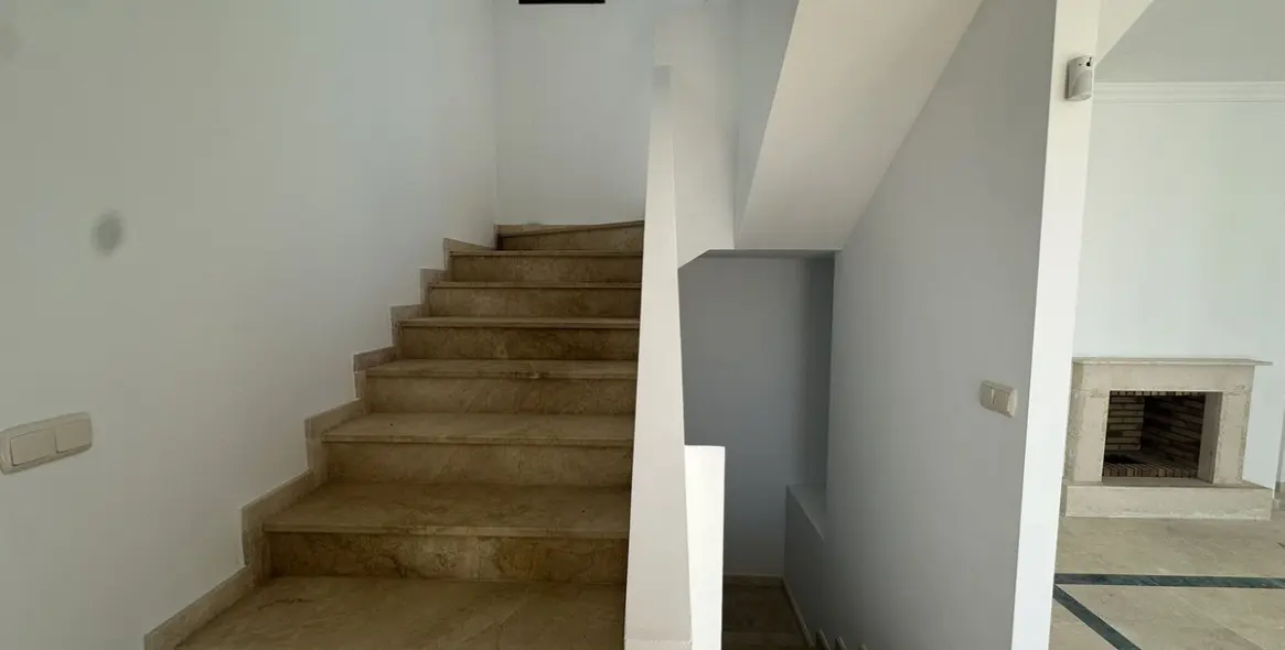 Продажа таунхауса в Doña Julia 24