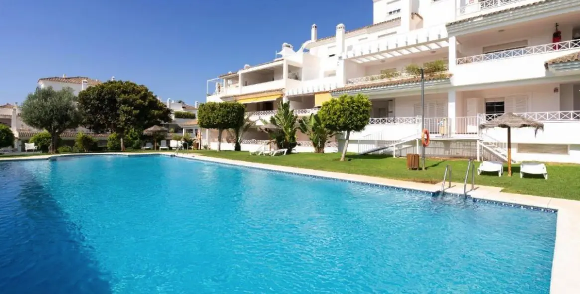 Venta de apartamento en planta media en Río Real 1