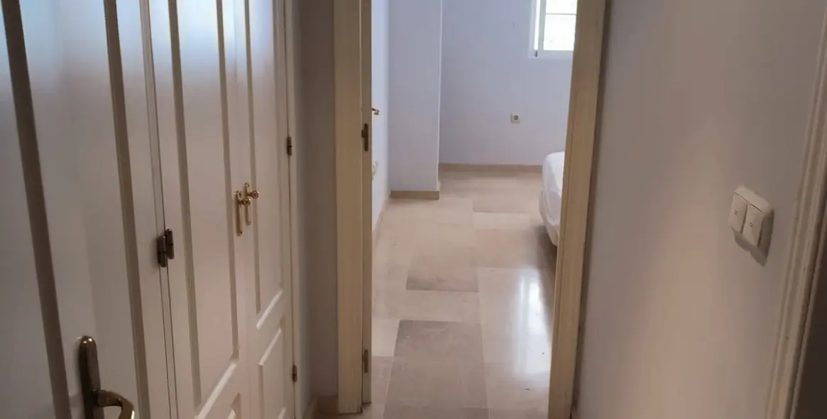 Venta de apartamento en planta media en Río Real 9