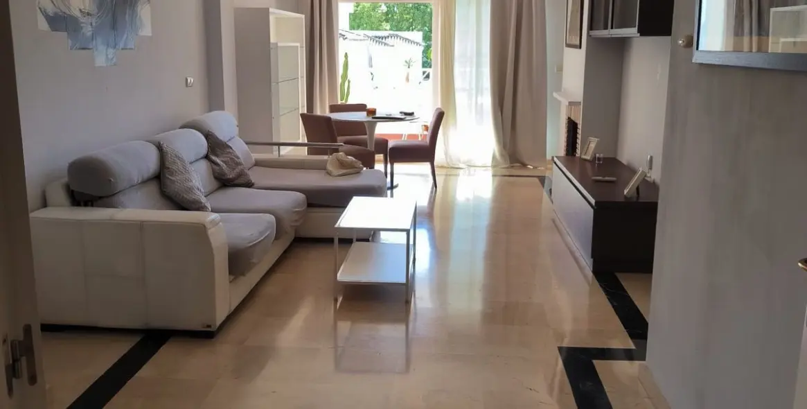 Venta de apartamento en planta media en Río Real 20