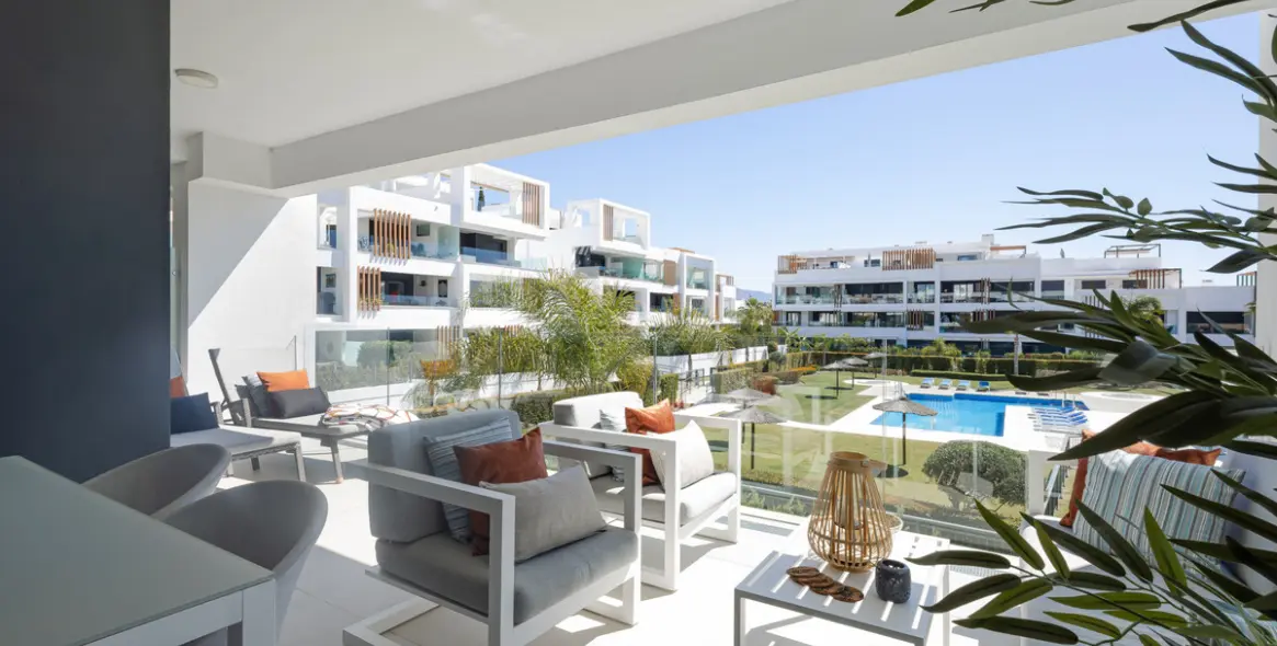 Sale of middle floor apartment in Estepona 1