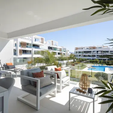 Sale of middle floor apartment in Estepona