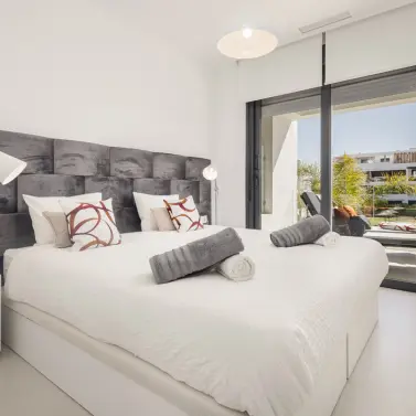 Sale of middle floor apartment in Estepona