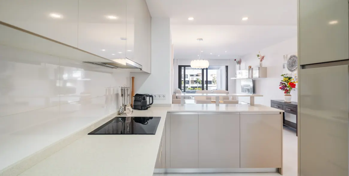 Sale of middle floor apartment in Estepona 15