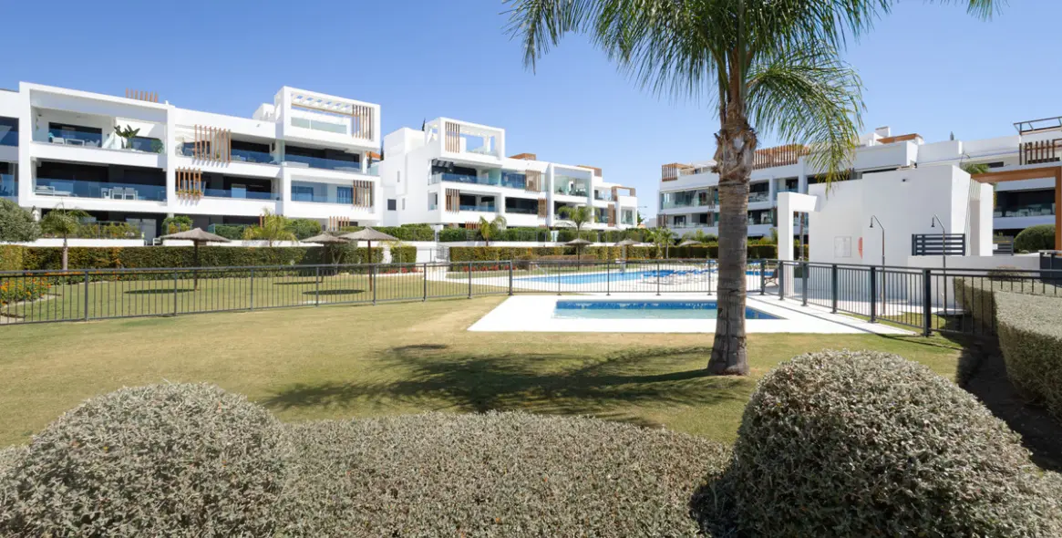 Sale of middle floor apartment in Estepona 18