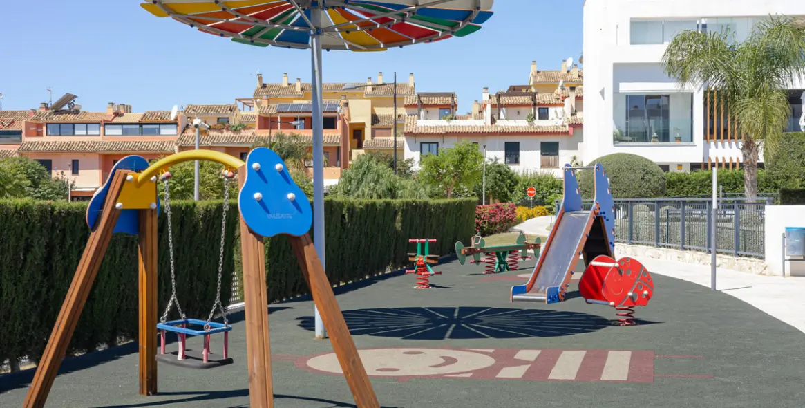 Sale of middle floor apartment in Estepona 19