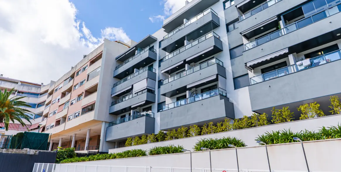 Sale of middle floor apartment in Las Lagunas 25