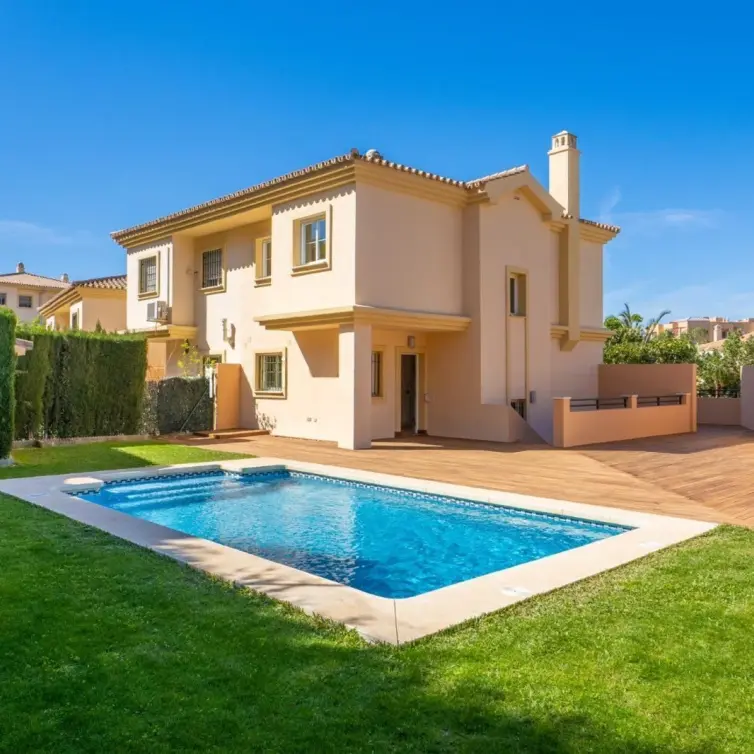 Продажа дома на две семьи в Fuengirola