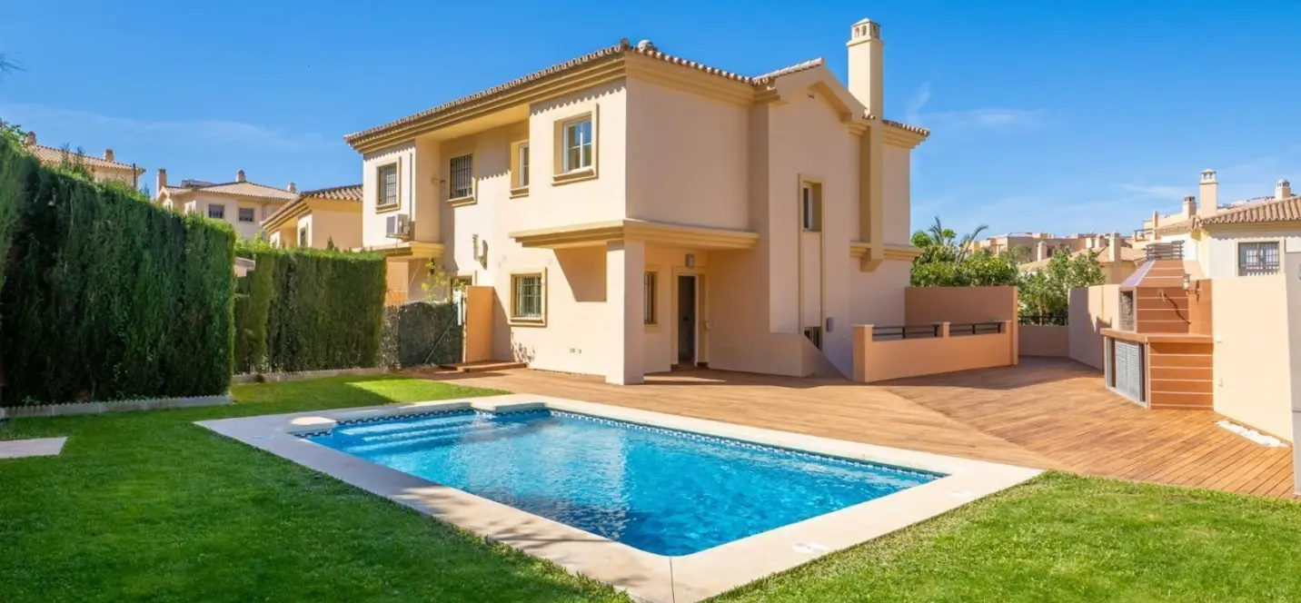 Продажа дома на две семьи в Fuengirola 0