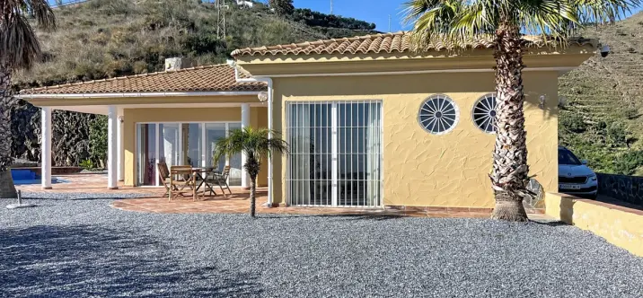 Sale of detached villa in Arenas 1