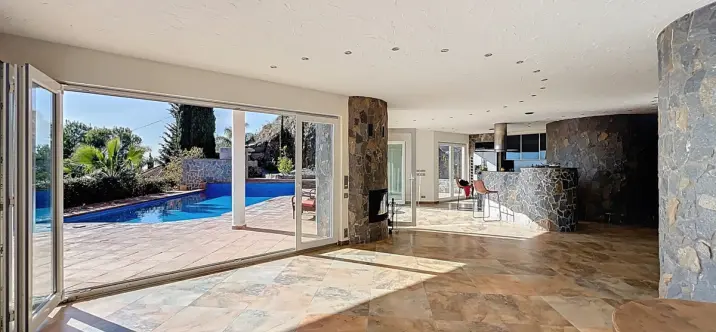 Sale of detached villa in Arenas 3