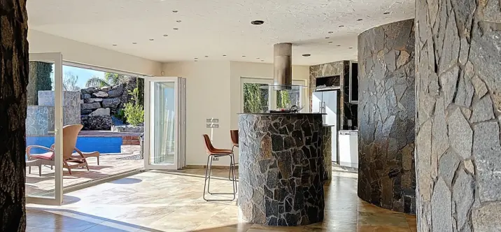 Sale of detached villa in Arenas 4