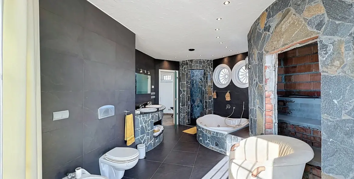 Продажа  отдельно стоящей виллы в Arenas 22